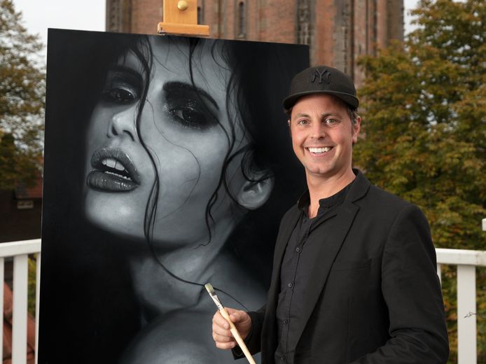 Thomas Thijssen bij een van zijn kunstwerken. Soms moet hij mensen overtuigen dat het niet om een foto gaat.