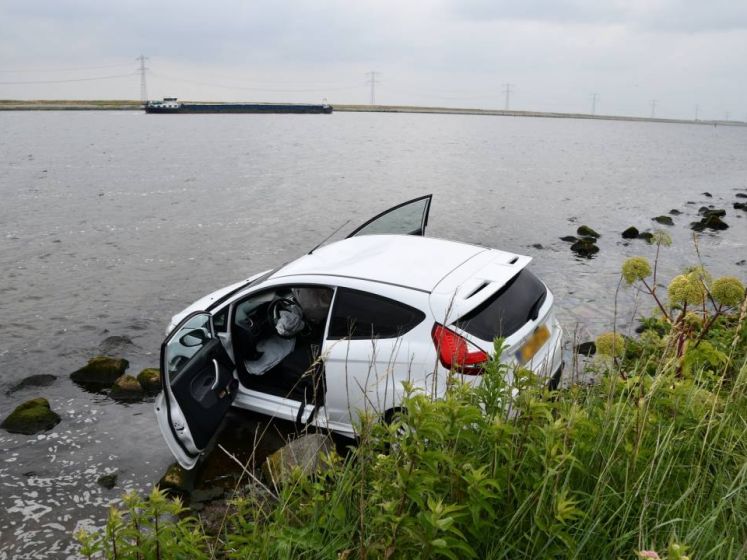 Auto te water bij Oesterdam, inzittende naar ziekenhuis