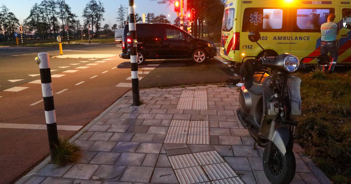 Scooter geschept door auto in Barneveld, meisje raakt gewond