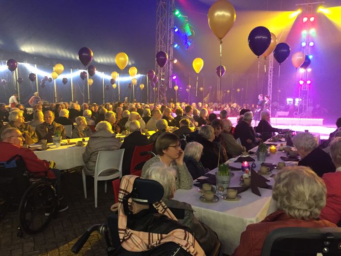 Zo'n 300 bewoners van woonzorgcentrum Het Laar in Tilburg genoten zaterdag van een feestmiddag in de circustent.
