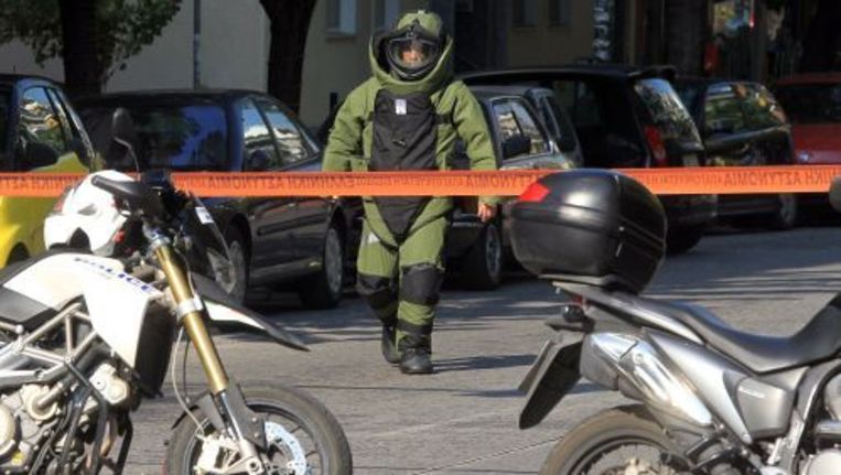 Een agent van de Griekse Explosieven Opruimingsdienst in actie. ANP Beeld 