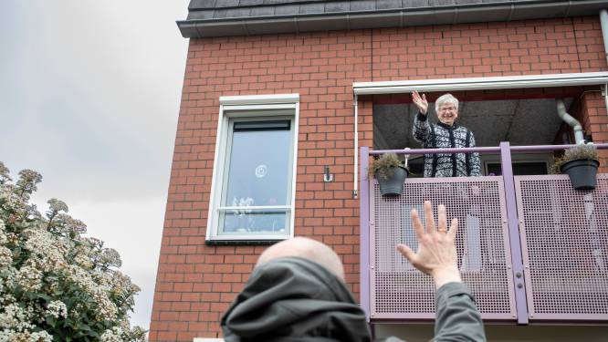 Zwaaisteen op de stoep voor balkon van ‘tante Nel’: ‘Het werkt aanstekelijk’