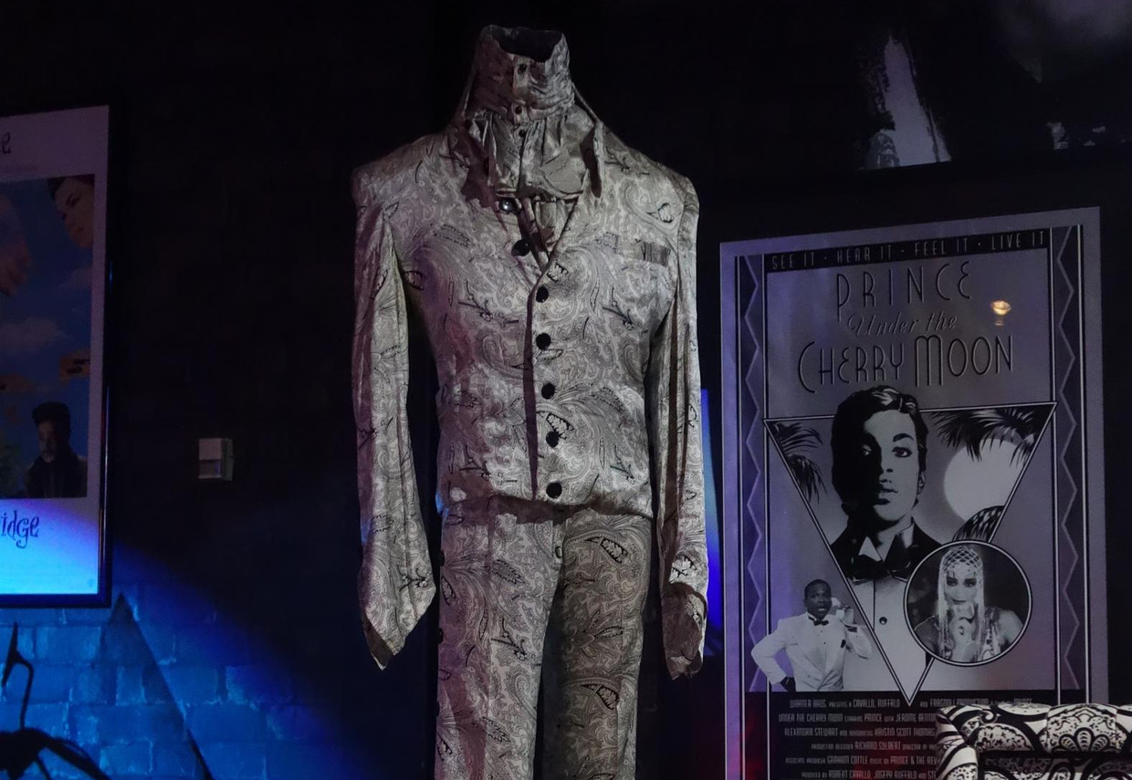 Een van Prince' zesduizend outfits. Beeld  