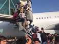 Totale chaos op luchthaven van Kaboel, waar volk toestroomt in poging land te ontvluchten