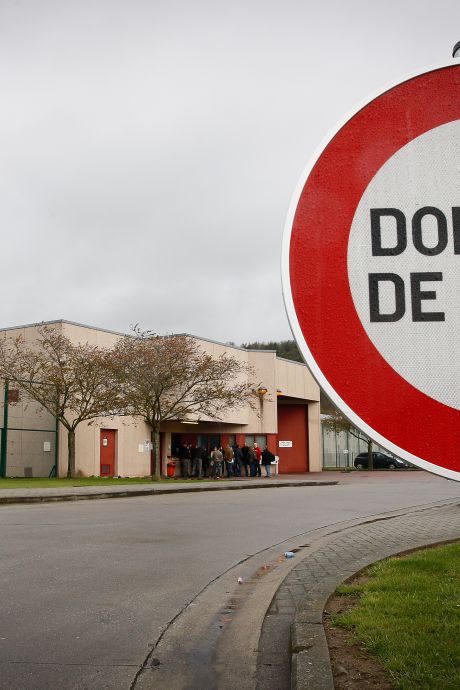 Une arme à feu et des munitions larguées dans la prison d’Andenne