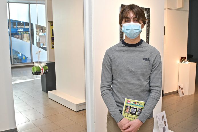 Leerling Yentl Creupelandt bij zijn groene bamboekaars.