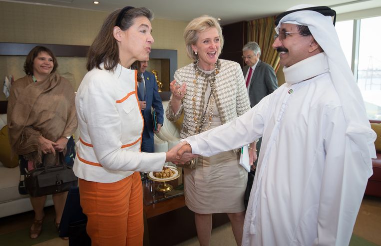 Ambassadeur in Saudi-Arabië Dominique Mineur en prinses Astrid tijdens een diplomatieke reis naar de Verenigde Arabische Emiraten in 2015. Beeld BELGA