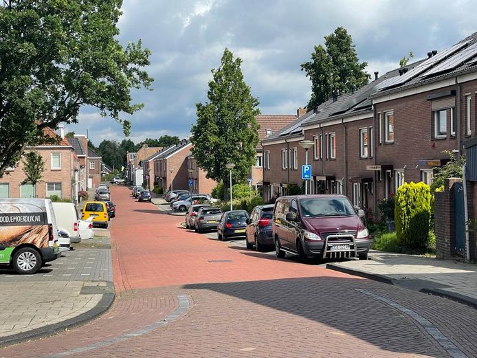 De Oosterstraat in Klundert waar de politie in juni de drie gewonden aantrof in een woning aantrof.