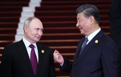 Vladimir Poetin verwelkomd door Xi Jinping in Peking