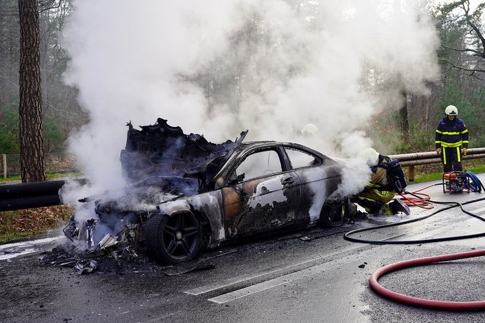 Een auto brandde volledig uit in Dorst.