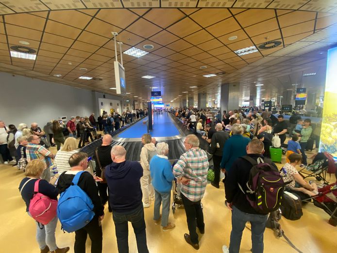 Passagiers wachten op hun koffers in de luchthaven op Tenerife nadat ze vandaag tevergeefs hebben ingecheckt.