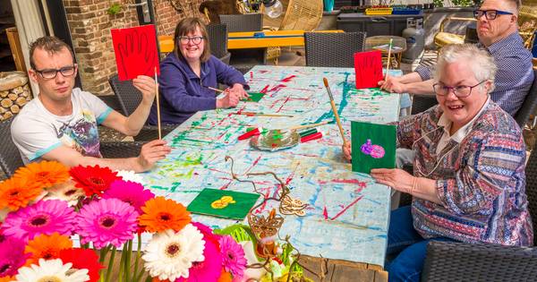 Rood plankje voor het raam: bel even aan - BD.nl
