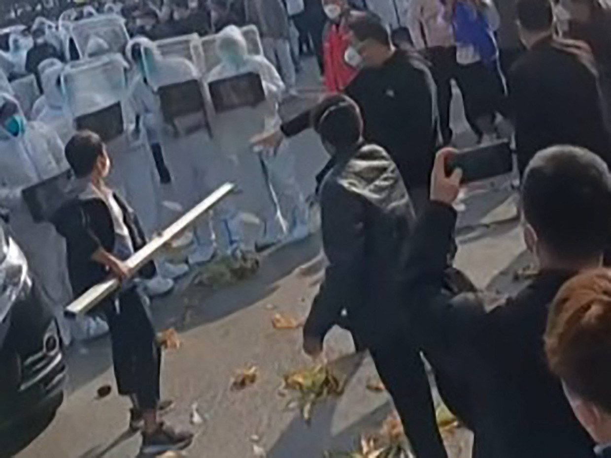 Videobeeld van de protesten afgelopen woensdag bij de Foxconnfabriek in Zhengzhou. Beeld AFP