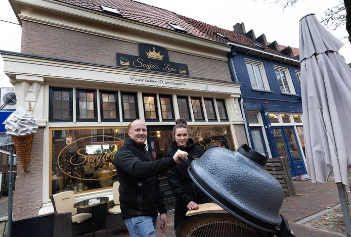 Gerrit ten Hoopen en zijn vriendin Maike voor de nieuwe cafetaria: Sonja's Zoon.
