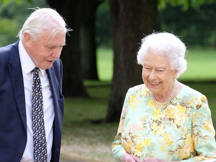 Queen Elizabeth showt haar tuinen.