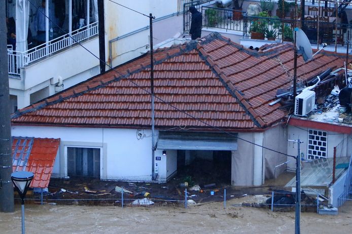 Un uomo è sul tetto della sua casa allagata a Volos.