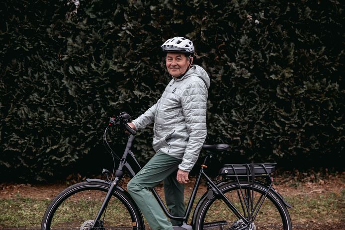 Jul Cypers (73), lesgever elektrisch fietsen bij seniorenvereniging OKRA.