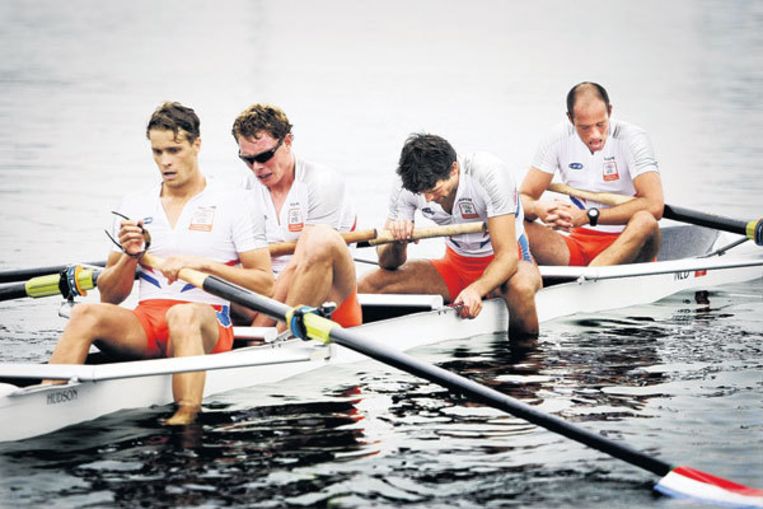 De Nederlandse roeiers zitten na hun race verslagen in de boot: geen finaleplaats. Foto ANP/Robin Utrecht Beeld 