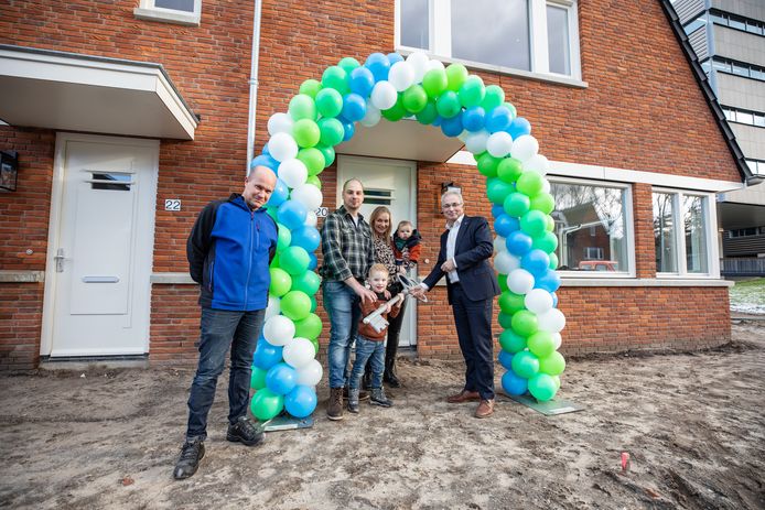De bewoners van de woning met bouwnummer 248 krijgen de sleutel symbolisch overhandigd van wethouder Messerschmidt van de gemeente Apeldoorn.