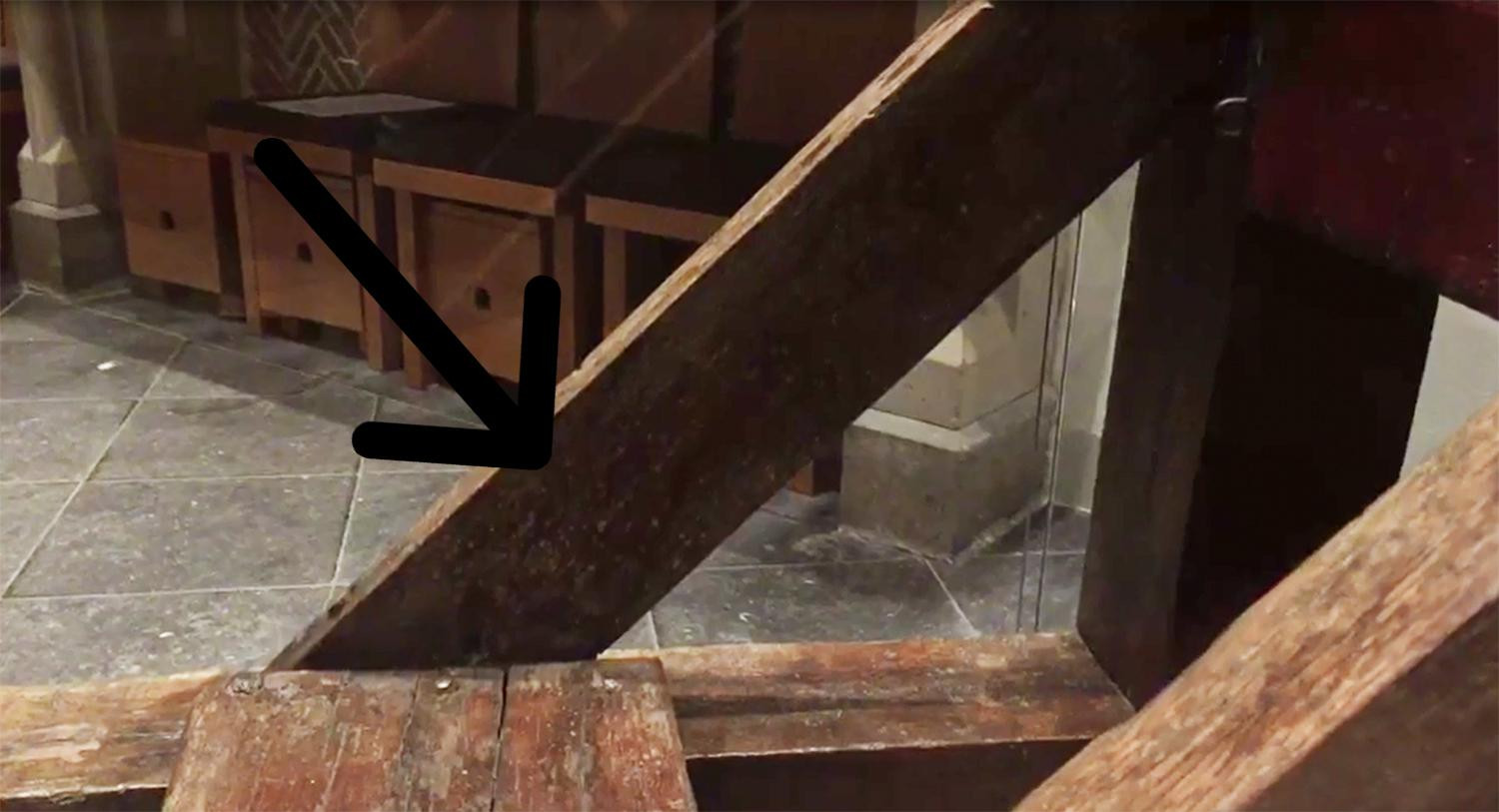 Eindelijk een guillotine in Den Haag, mét bloed Foto AD.nl