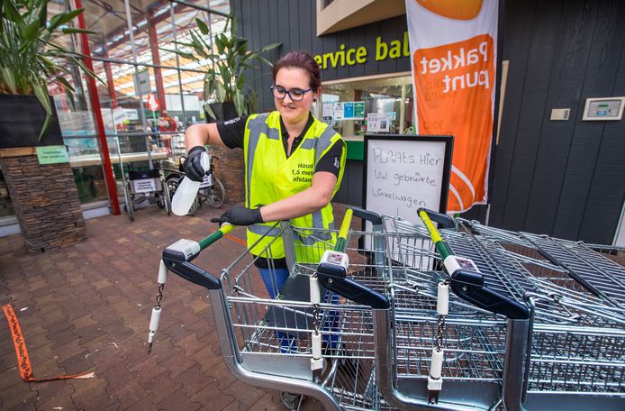 Verrast Radioactief Gestaag Supermarkten hopen dat niet iedereen tegelijk komt: 'Kom vooral alleen naar  de winkel' | Koken & Eten | AD.nl