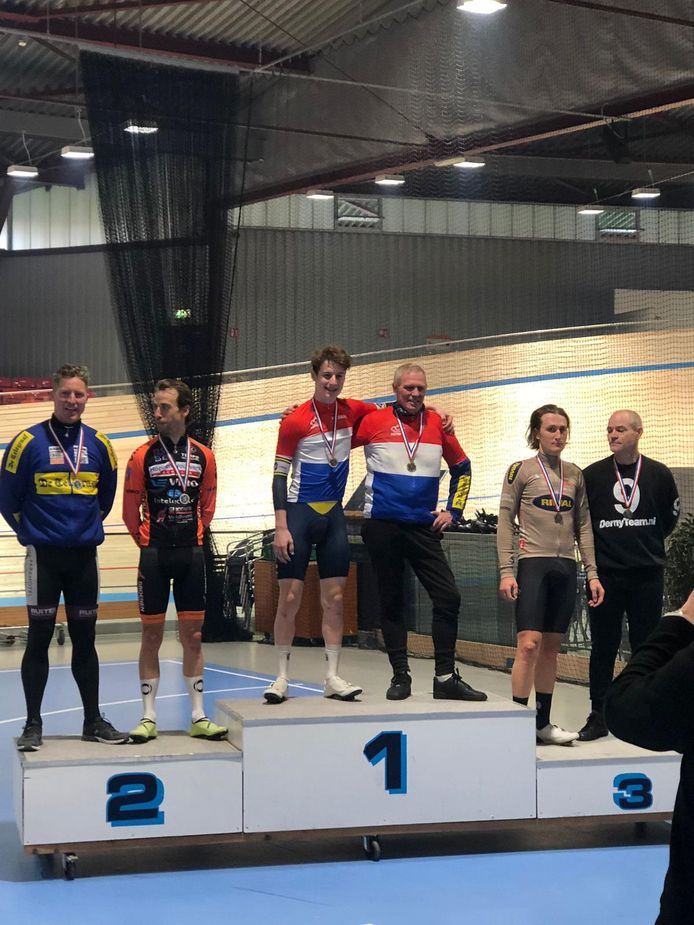 Philip Heijnen met zijn gangmaker René Kos op het podium in Amsterdam.