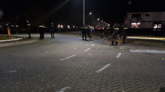 Politie veegt het plein bij rotonde de Akkers op Urk schoon na de confrontatie met 100 jongeren.