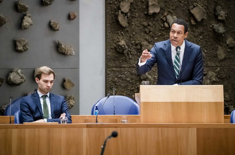 Maarten van Ooijen, staatssecretaris jeugd en preventie, en Franc Weerwind, minister voor rechtsbescherming, tijdens het debat over het systeem van de jeugdbeschermingsketen.  Beeld ANP