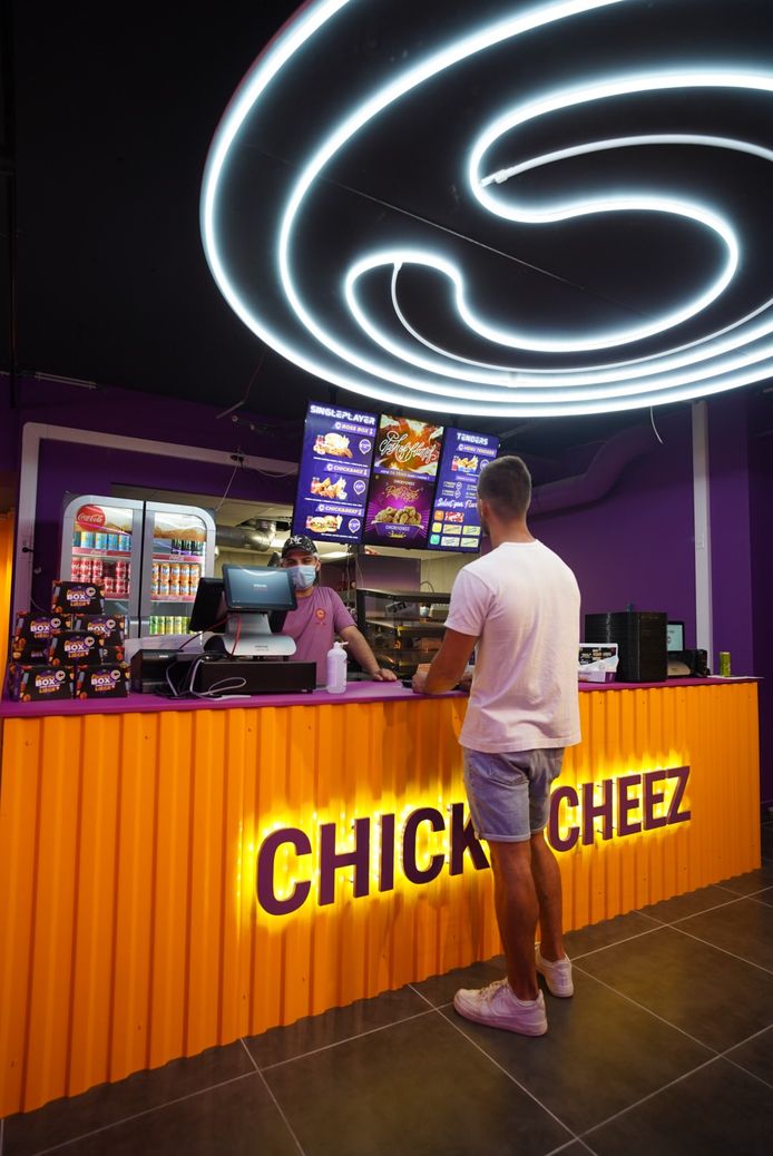 Gisteren ging de eerste Chick&Cheez open in Luik, met een kleurrijk neon-decor.