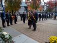 Schepen Lieve De Gelder en burgemeester Alain Pardaen leggen bloemen neer aan het monument aan de Sint-Gertrudis kerk.