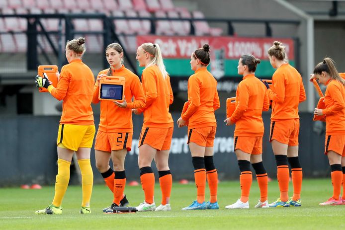Sari van Veenendaal heeft samen met haar collega-internationals contact met de 'virtuele fans' van de Oranje Leeuwinnen. Het Nederlands team won eerder deze maand met 5-0 van Australië.