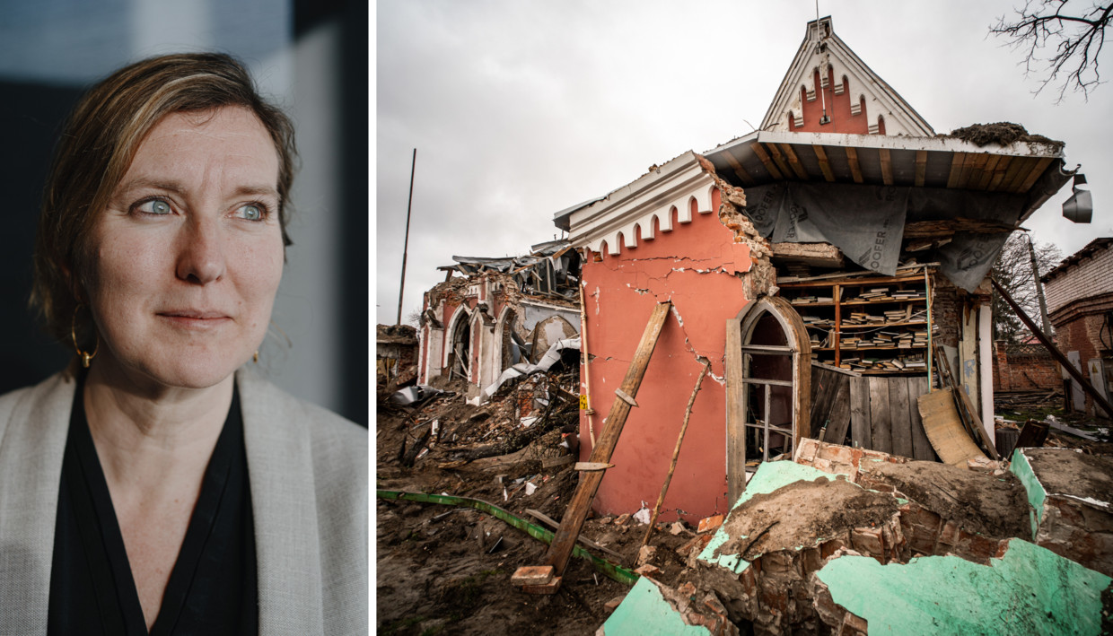 Verwoest door Russische bombardementen: de neogotische bibliotheek van Chernihiv in Charkiv. Lien Verpoest: ‘Er is al zoveel erfgoed ­vernield dat je bijna niet weet waar te beginnen met de heropbouw.’ Beeld Wouter Van Vooren, AGF/Universal Images Group via G