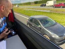 Politiecontrole vanuit ‘gluurbus’: ‘350 euro voor vasthouden van smartphone? Jammer’