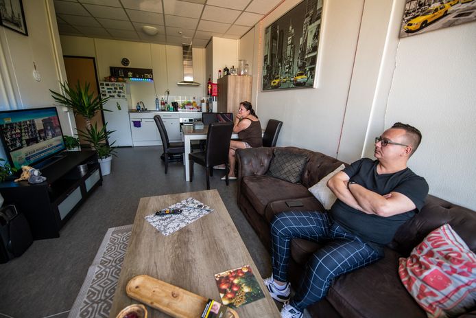 In het Boskoopse Polenhotel deelt Tomasz Olesz een appartement voor vier mensen alleen met zijn moeder. Zijn slaapkamer is ook 'kantoor'.
