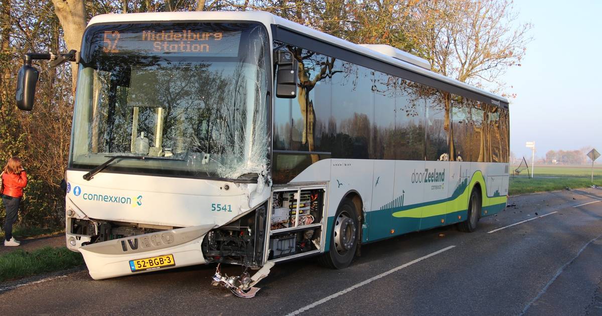 Lijnbus botst op auto bij Grijpskerke: flinke ravage