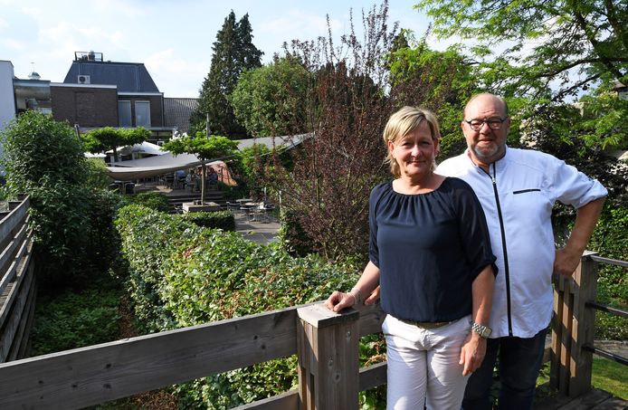 Frank en Astrid in de tuin met Auberge Van Gogh op de achtergrond (2018).
