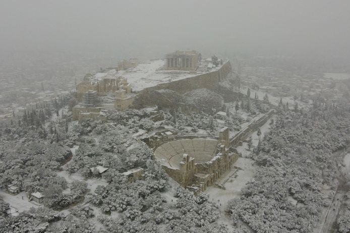 Een zeldzaam beeld van een ondergesneeuwde Acropolis.