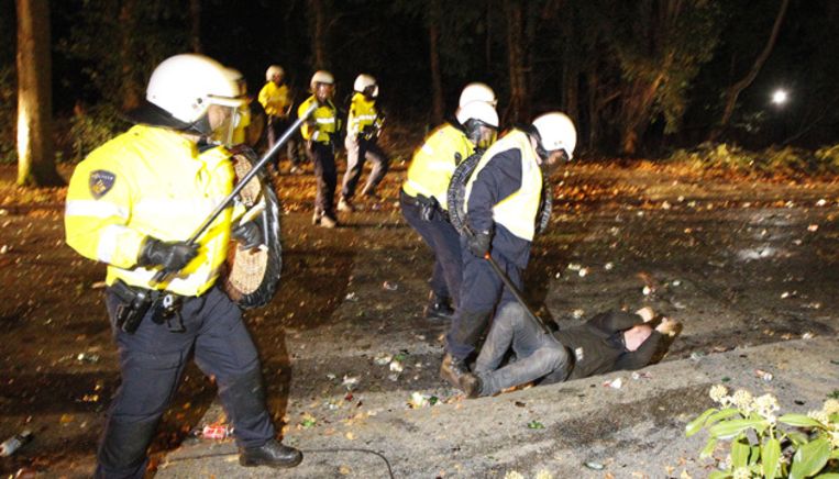 Leden van de Mobiele Eenheid tijdens de rellen in Haren. Beeld ANP