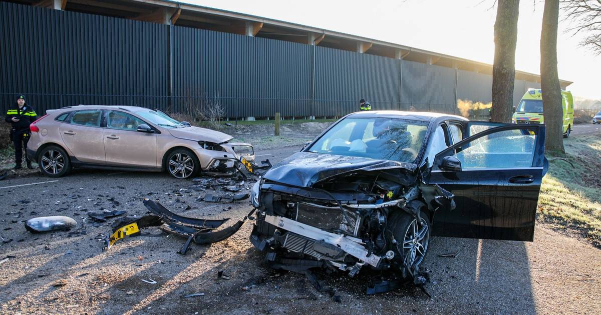 Vrouw gewond bij heftige botsing in Hattemerbroek.