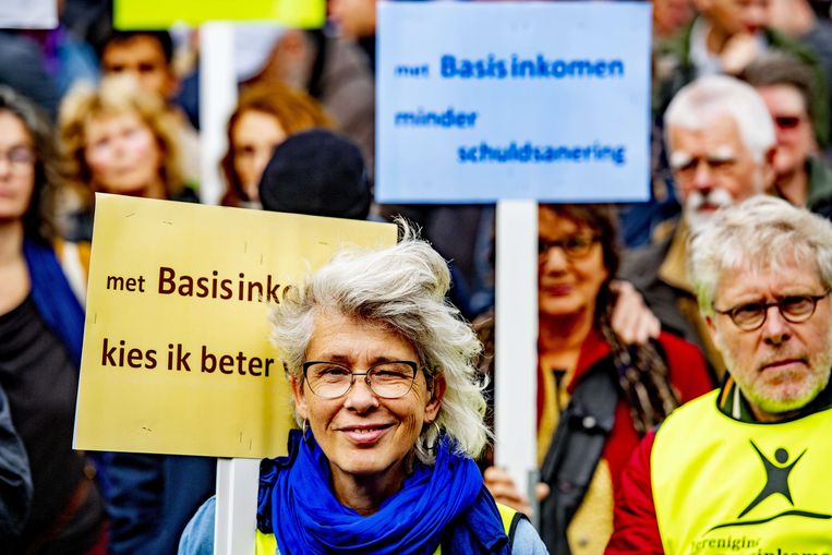 Belangstellenden tijdens de Grote Basisinkomen Demonstratie eerder dit jaar in Amsterdam. Beeld ANP