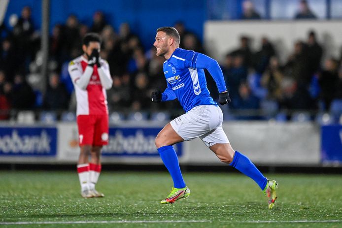 Jordi Bitter viert een feestje nadat hij GVVV op een 2-1 voorsprong heeft gezet tegen IJsselmeervogels.