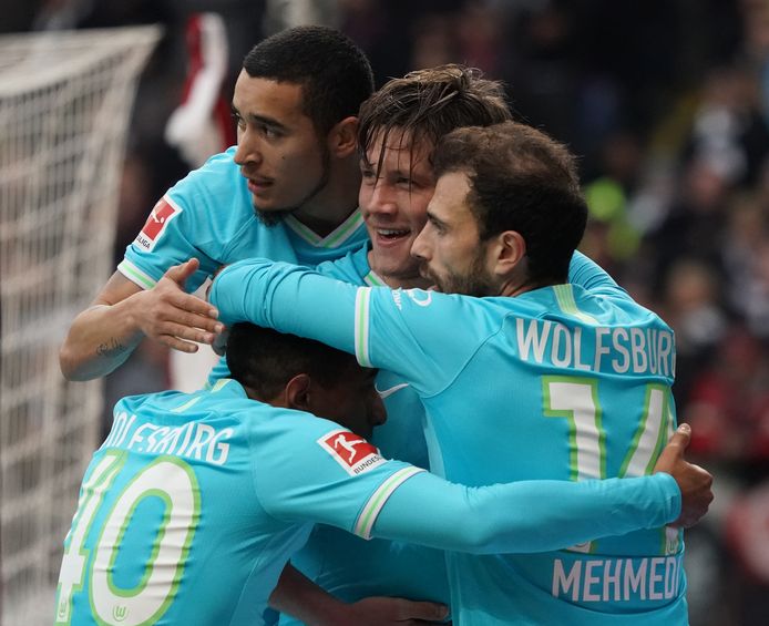 Wout Weghorst viert zijn goal.
