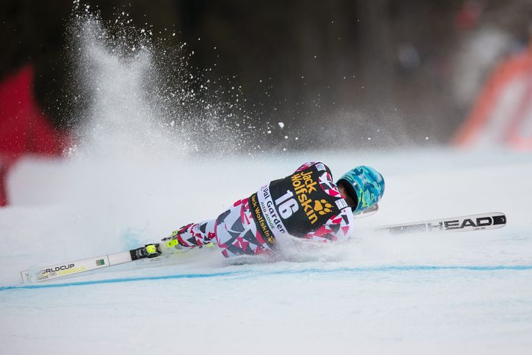 December. Matthias Mayer (Oos) valt in in Val Gardena. Beeld EPA
