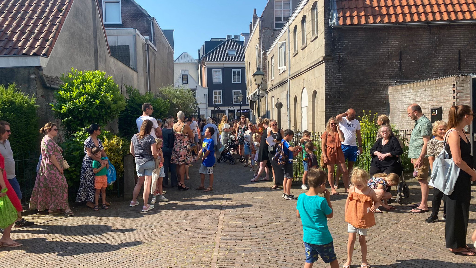Ouders en kinderen in de Gorcumse binnenstad massaal in de rij voor het ...