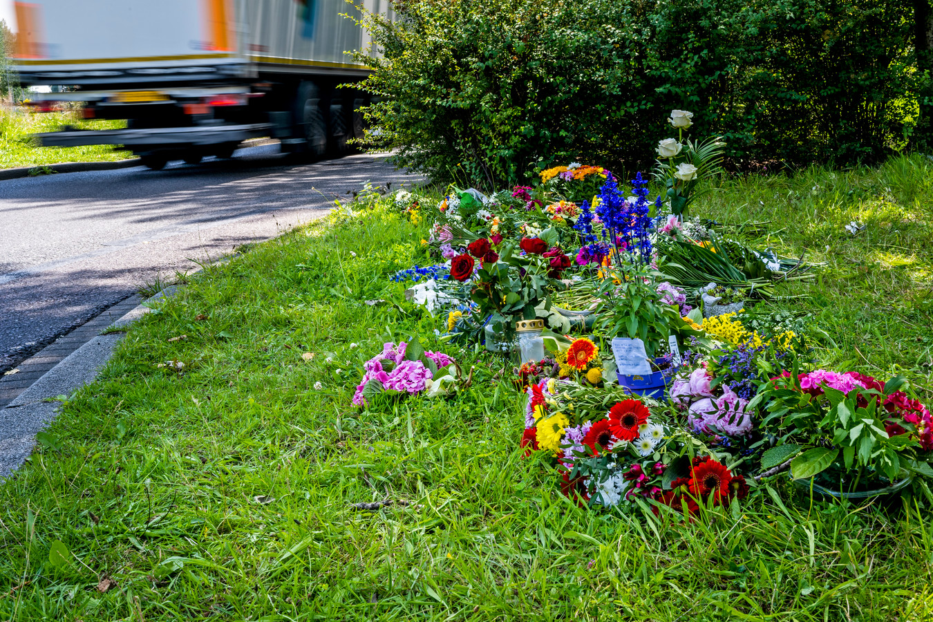 Bloemen op de Waalhavenweg waar motoragent Arno werd doodgereden.