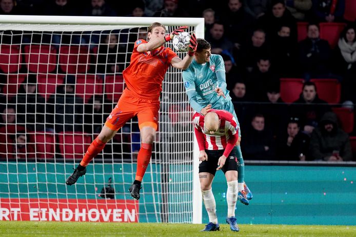 PSV-doelman Unnerstall vangt de bal.