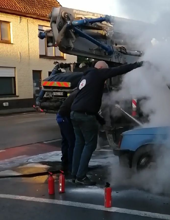 De chauffeur van de betonpomp ging de brandende wagen te lijf met water uit z'n eigen tank.