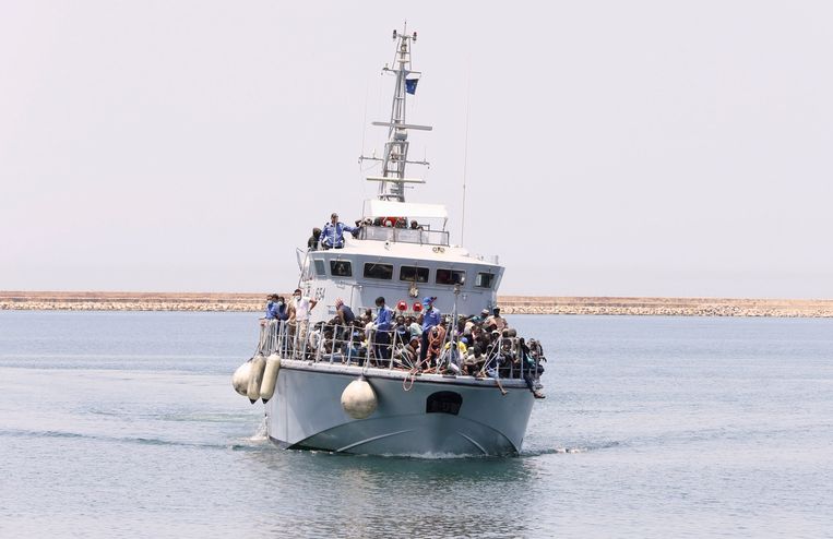 Een schip van de Libische marine dat migranten uit zee heeft opgepikt, komt aan bij een marinebasis in de Libische hoofdstad Tripoli. Beeld REUTERS