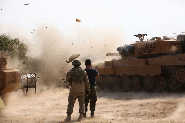 Turkse tanks beschieten troepen van de Syrische Democratische Strijdkrachten (SDF) nabij Ras al-Ain.  Beeld AFP