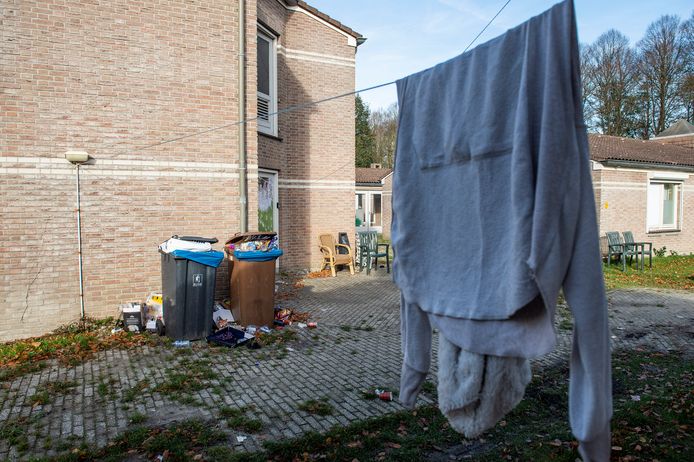 Uitpuilende afvalcontainers tussen de paviljoens met arbeidsmigranten op Haarendael.